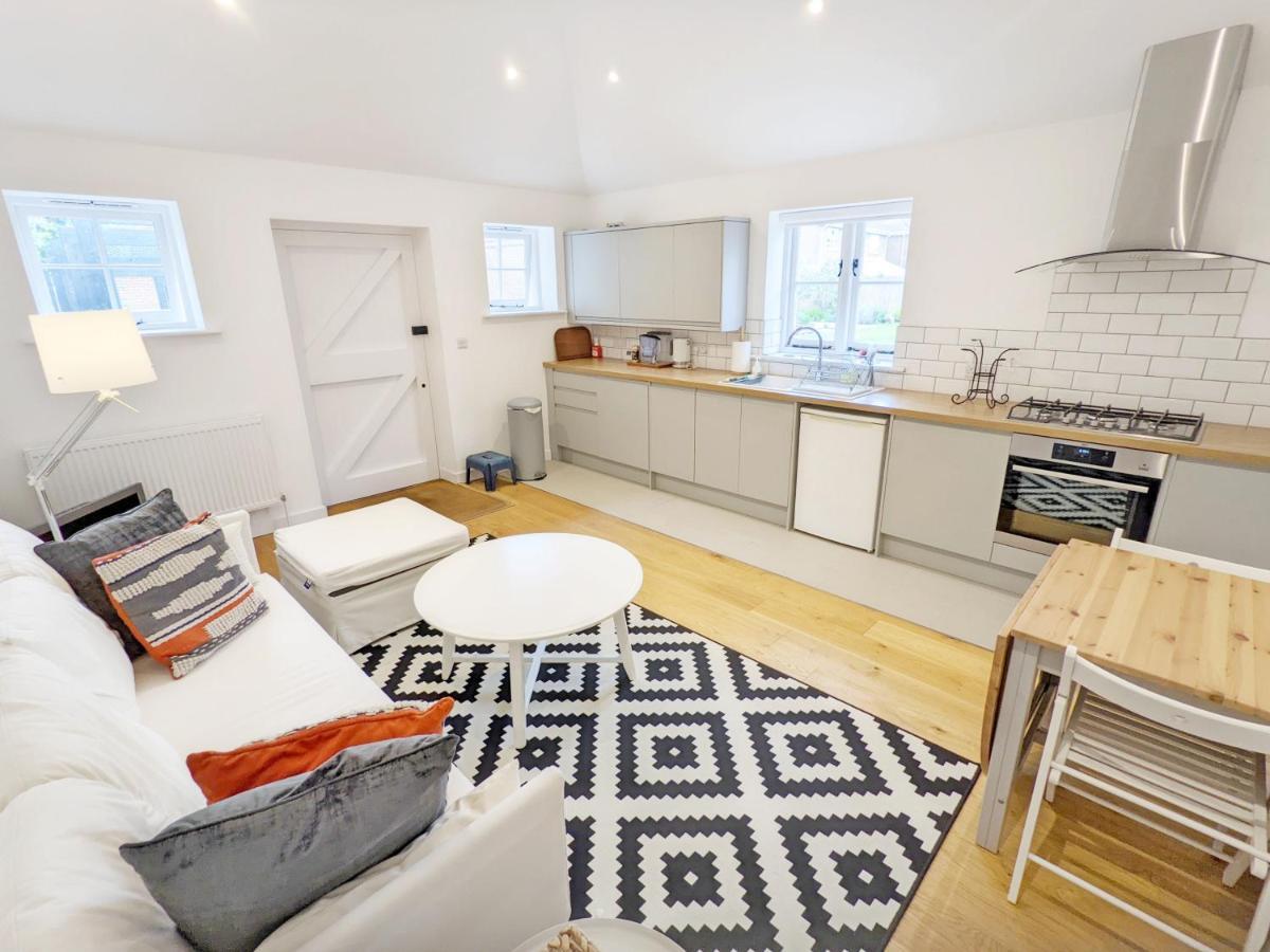 Little Maplewood, Tangmere Extérieur photo