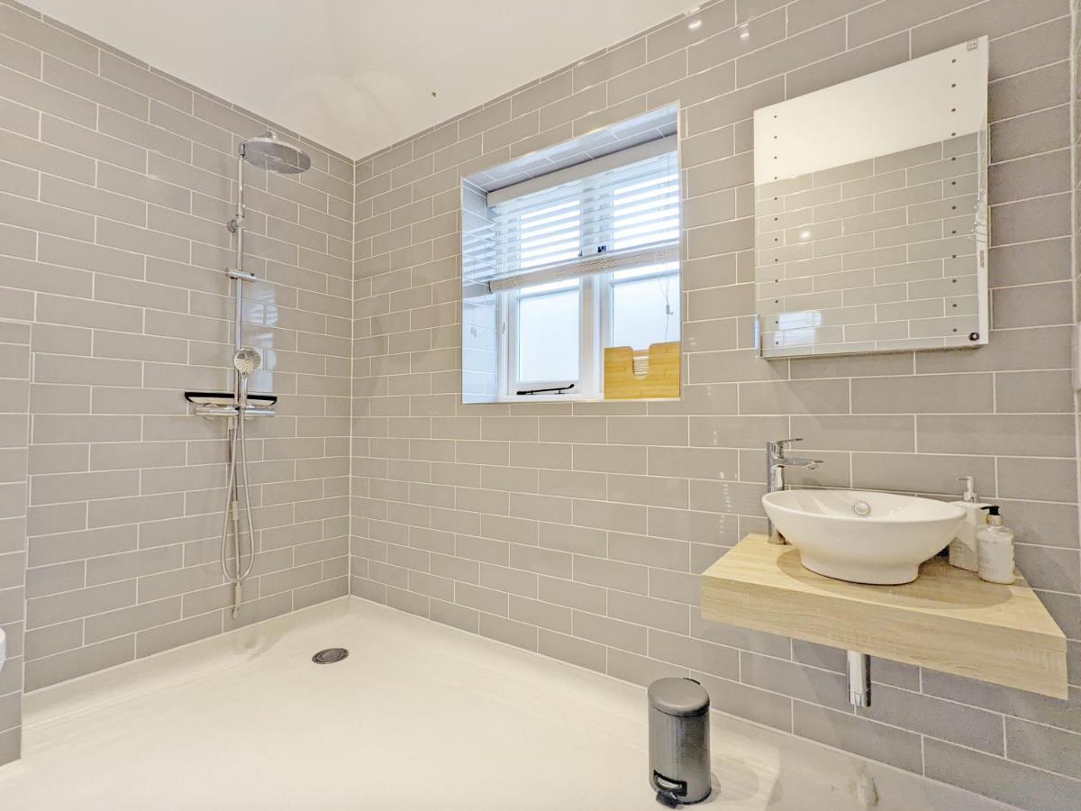 Little Maplewood, Tangmere Extérieur photo